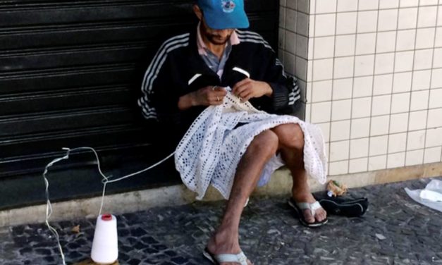 Homem em situação de rua garante renda vendendo peças em crochê feitas por ele mesmo